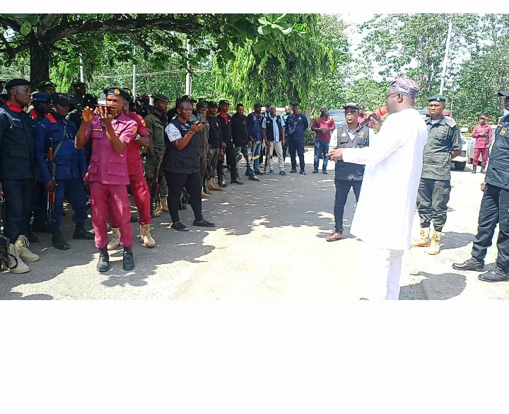 Adeleye addressing security agents 