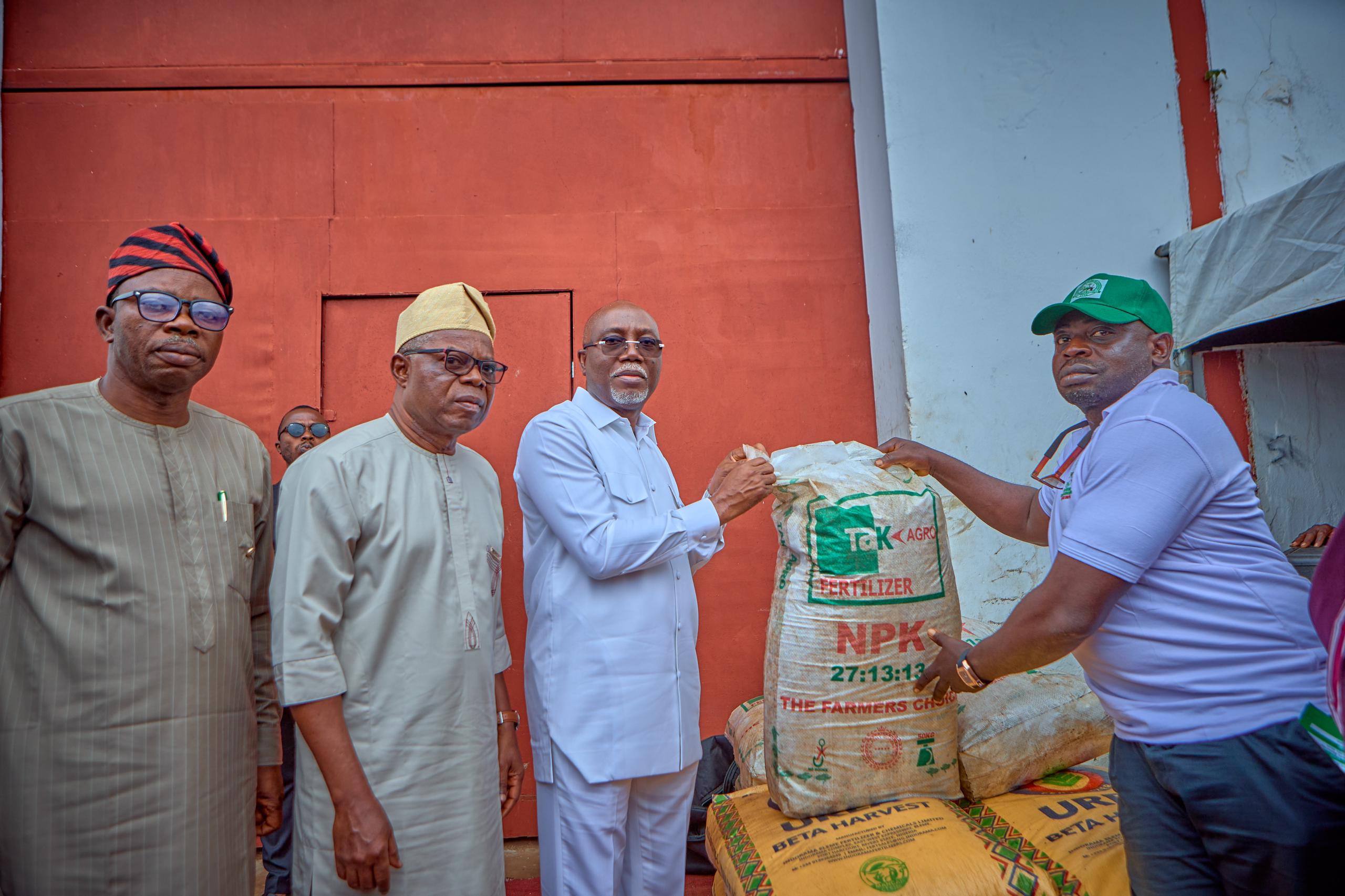 ONDO BEGINS DISTRIBUTION OF FERTILIZERS TO FARMERS