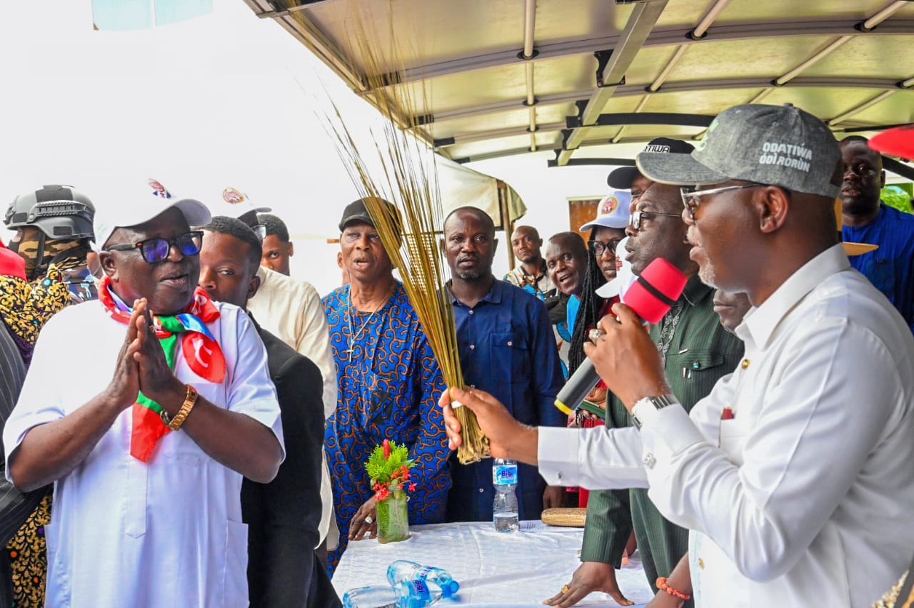 2024: GOV AIYEDATIWA RECEIVES PDP MEMBERS INTO APC IN ESE-ODO